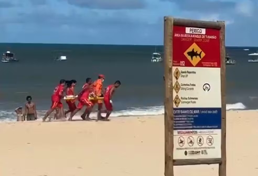 Equipe de resgate atende criança mordida por tubarão na Praia de Piedade, em Pernambuco