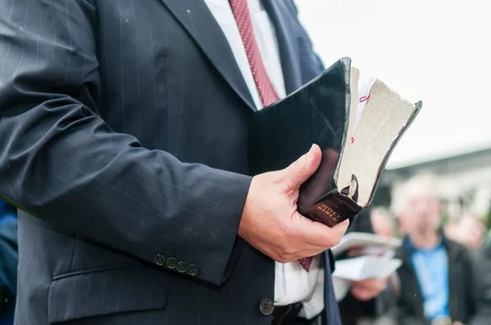 Pastor usa oração contra "demônios" para estuprar criança de 10 anos em Manaus