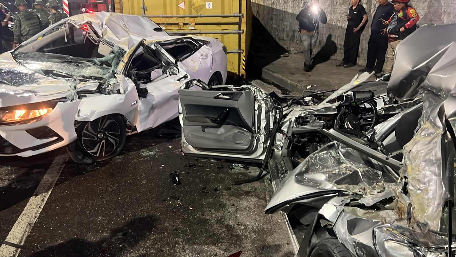 VÍDEOS: Acidente violento entre dois carros e carreta deixa vítimas presas às ferragens em Manaus