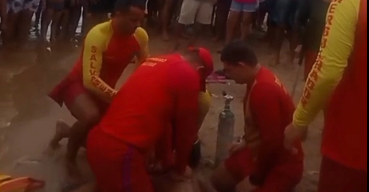 VÍDEO: Homem morre afogado na Ponta Negra enquanto banhista faz oração para salvá-lo