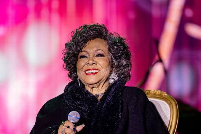 Vídeo: Alcione se desequilibra e cai durante show em São Luís