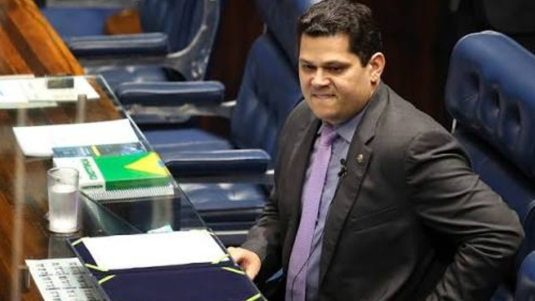 Davi Alcolumbre condena pressão de líder do PT na Câmara e segura votação do fim da escala 6x1