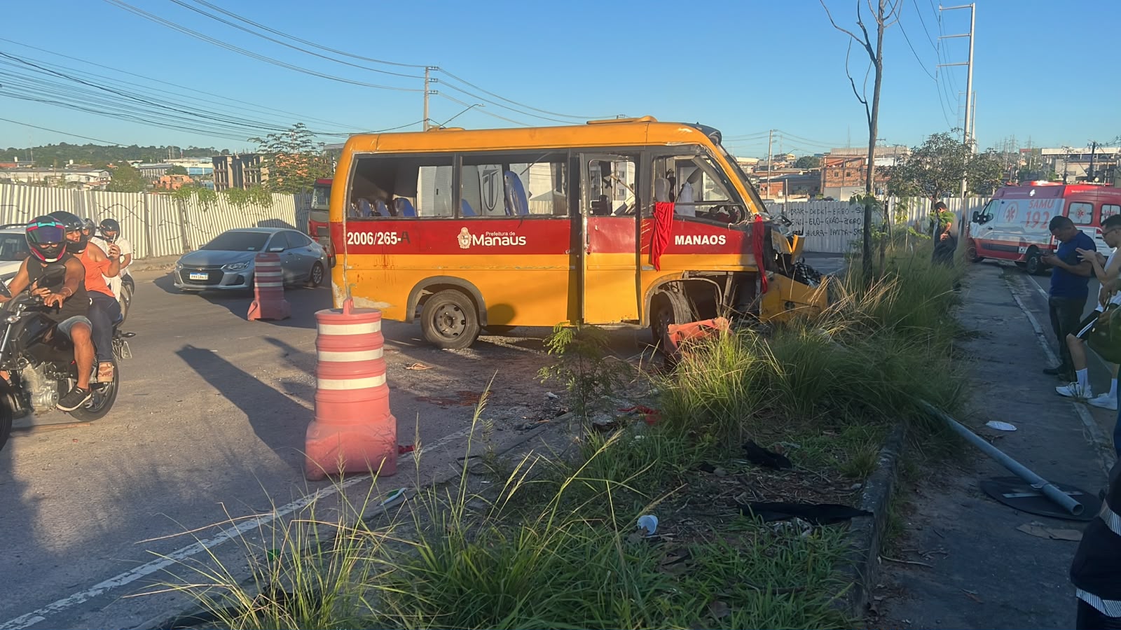 VÍDEO: "Amarelinho" capota e deixa cinco feridos na Zona Leste de Manaus