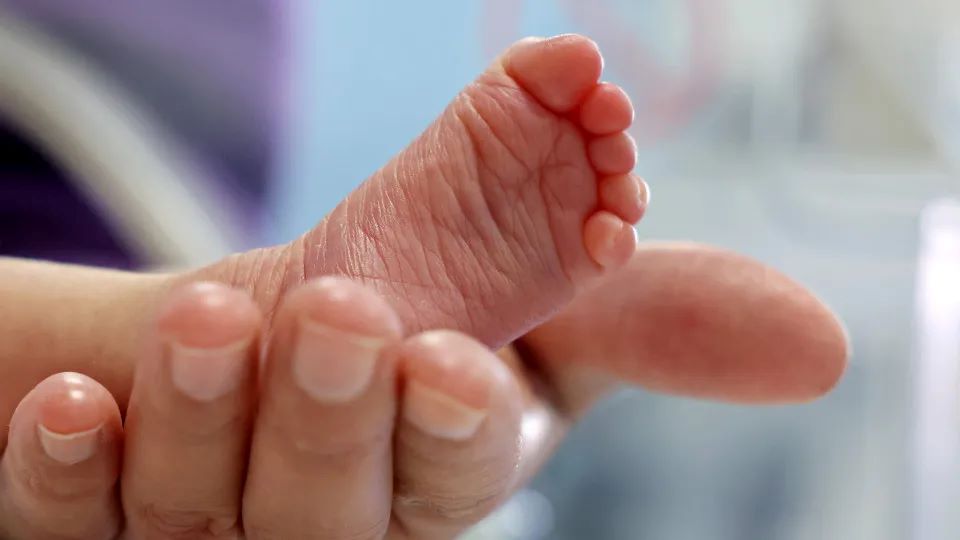 Bebê de 10 meses é estuprada e morta pelo padrasto e primo da mãe; saiba mais