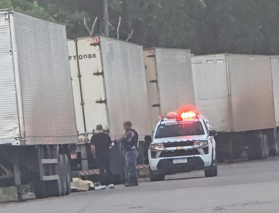Com a cabeça esmagada, homem é encontrado morto ao lado de carretas em Manaus