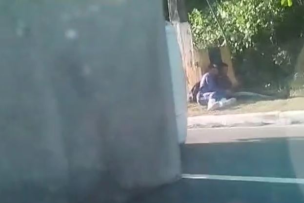 VÍDEO: Caminhão tomba após acidente com motocicleta e deixa feridos na avenida Santos Dumont
