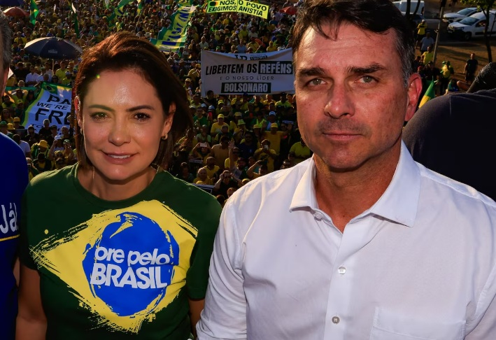 Michelle Bolsonaro deixa PL Mulher declarando independência e tirando de Flávio voto feminino