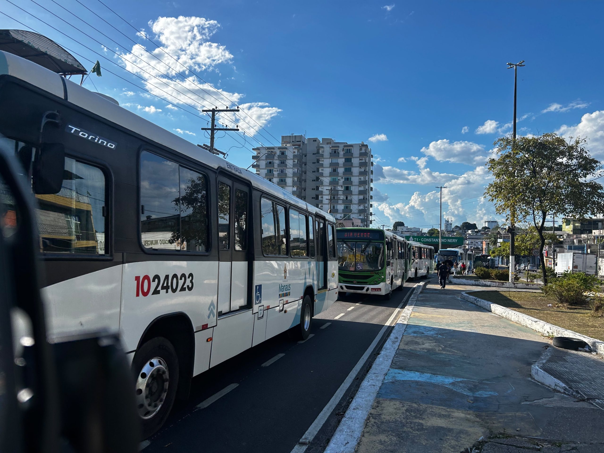 Greve continua, mas 40% da frota de ônibus volta às ruas em Manaus