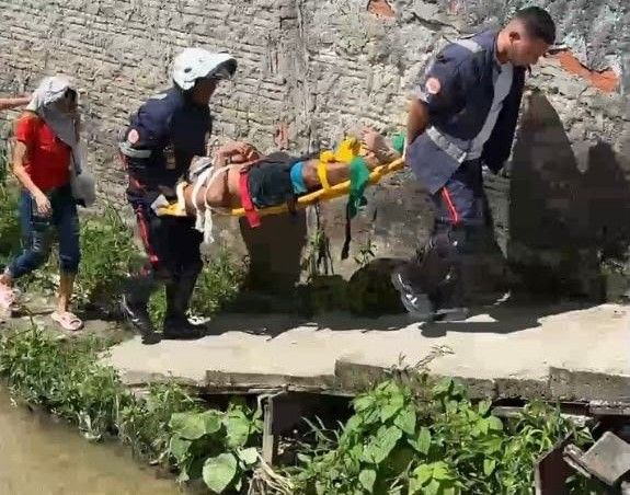 Esfaqueado, homem cai em igarapé da Zona Leste de Manaus