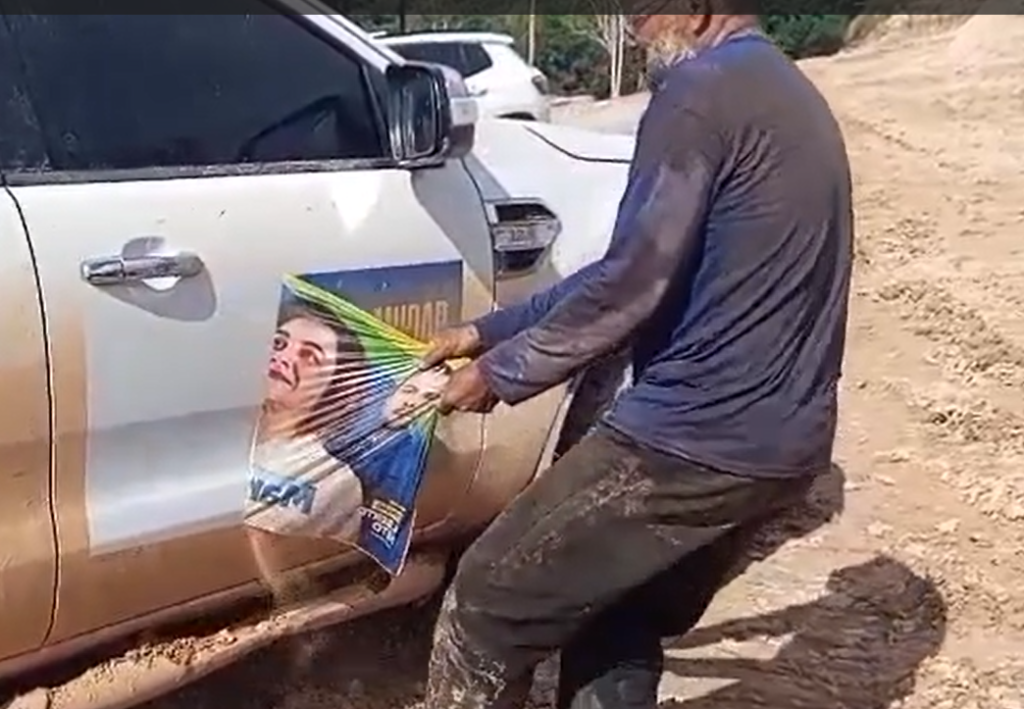 Homem grava vídeo arrancando adesivos de Maria do Carmo e Alberto Neto no interior: 'eleitor não é burro'