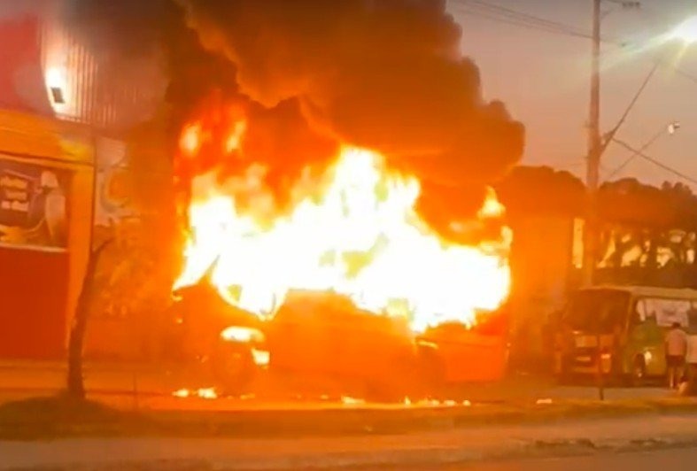 protesto dos Amarelinhos bloqueia Grande Circular e termina com micro-ônibus incendiado