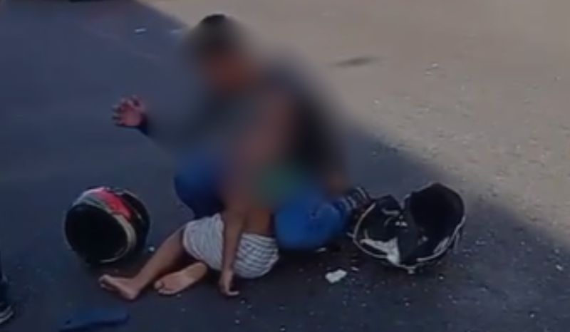 Pai se desespera após morte do filho durante acidente em Manaus