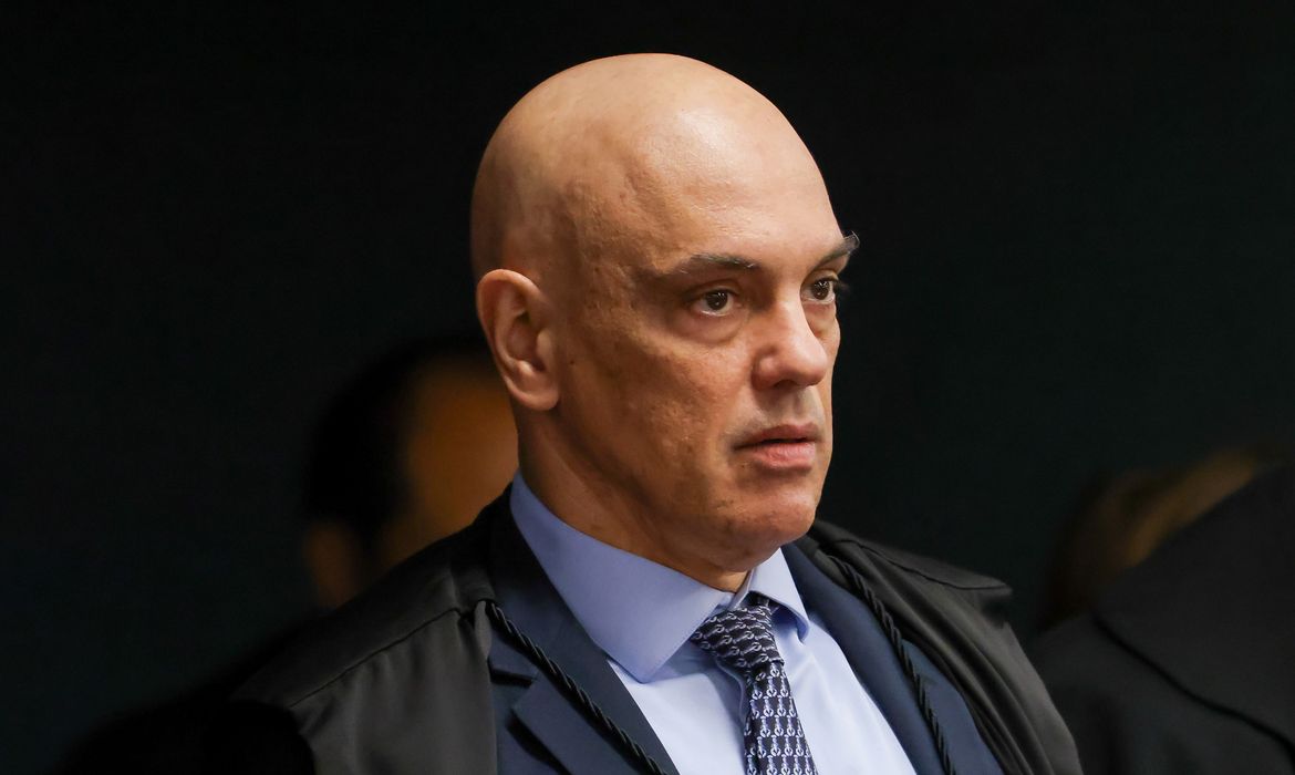 Moraes volta a pedir que PGR se manifeste sobre arma de Bolsonaro