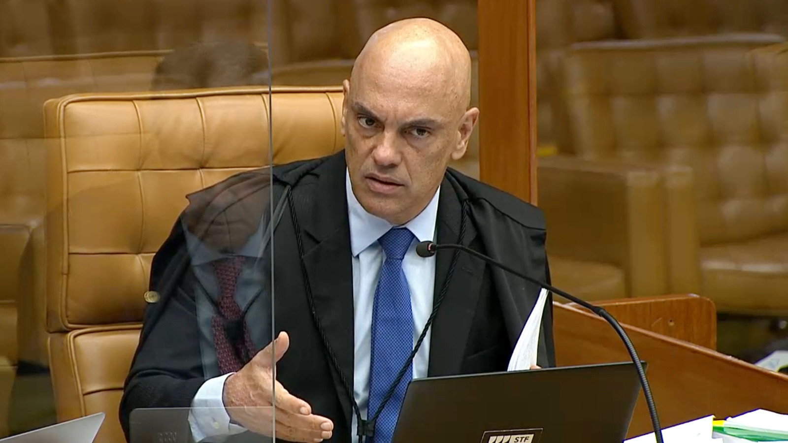 Moraes mantém domiciliar de Bolsonaro e manda apreender armas