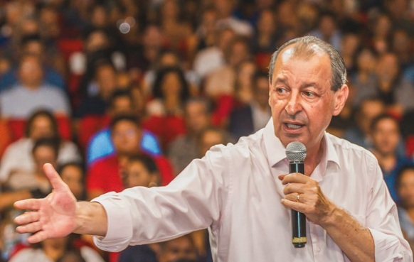 Omar Aziz mira em Wilson Lima e Roberto Cidade durante discurso político em Manaus