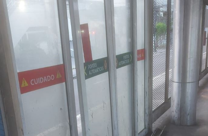 Vandalismo causa prejuízo de R$ 31 mil em portas automáticas de terminais de ônibus em Manaus