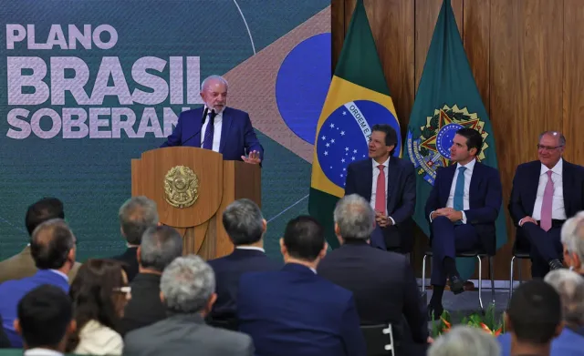 Tarifaço: Como a medida de Trump divide trabalhadores e empresários do setor de calçados