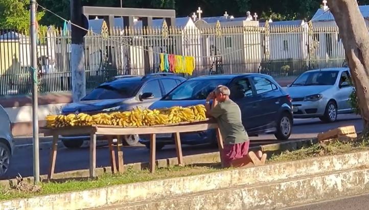 VÍDEO: Vendedor de banana ora diante da banca e cena viraliza em Manaus