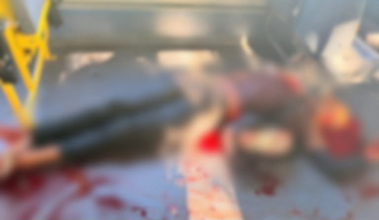 Passageiro reage a assalto e mata suspeito a facadas dentro de ônibus