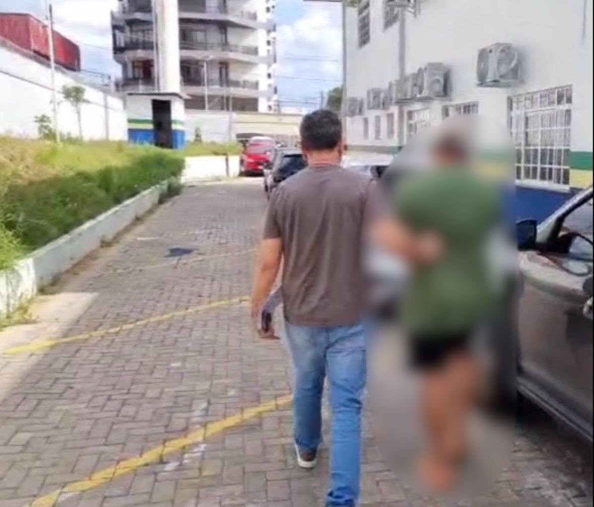 VÍDEO: 'Avô postiço' é preso suspeito de estuprar netas e ameaçar matar familiares em Manaus