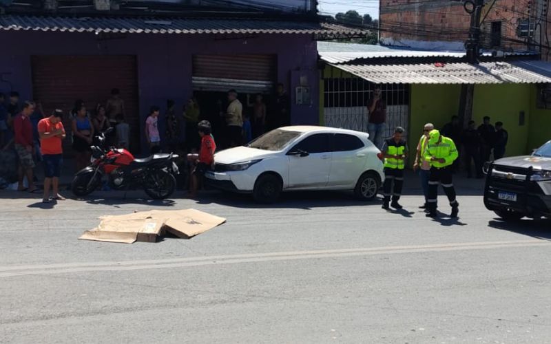 VÍDEO: Motociclista morre após bater violentamente em caçamba na Zona Leste de Manaus