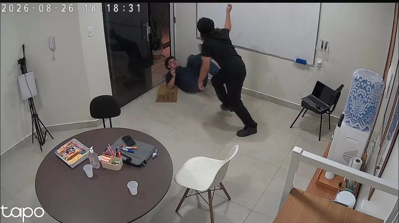 IMAGENS FORTES: Professor é esfaqueado por aluno durante aula particular em Manaus
