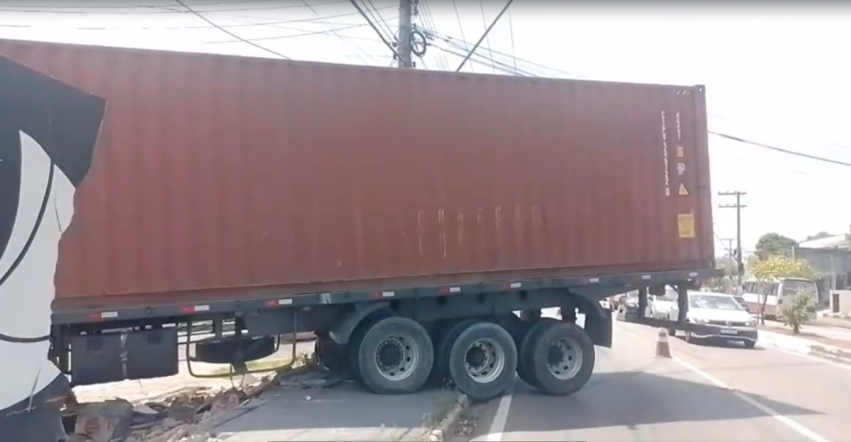 VÍDEO: Carreta bate em muro e trava trânsito em avenidas de Manaus