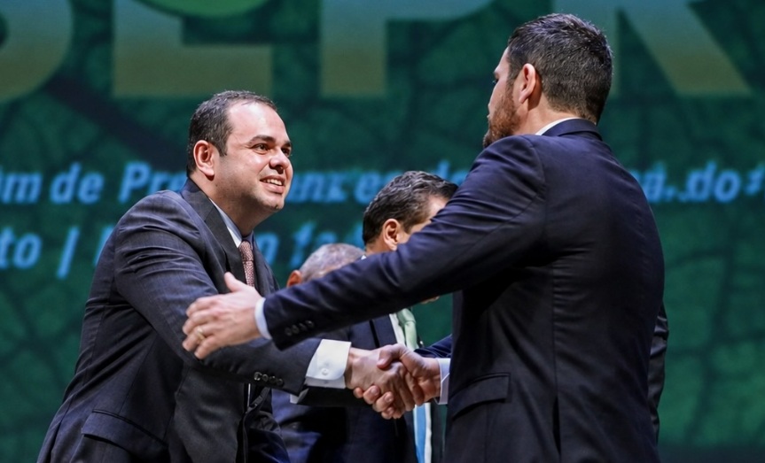 Aperto de mãos entre Roberto Cidade e Renato Júnior rouba a cena no Teatro Amazonas, mas não garante trégua