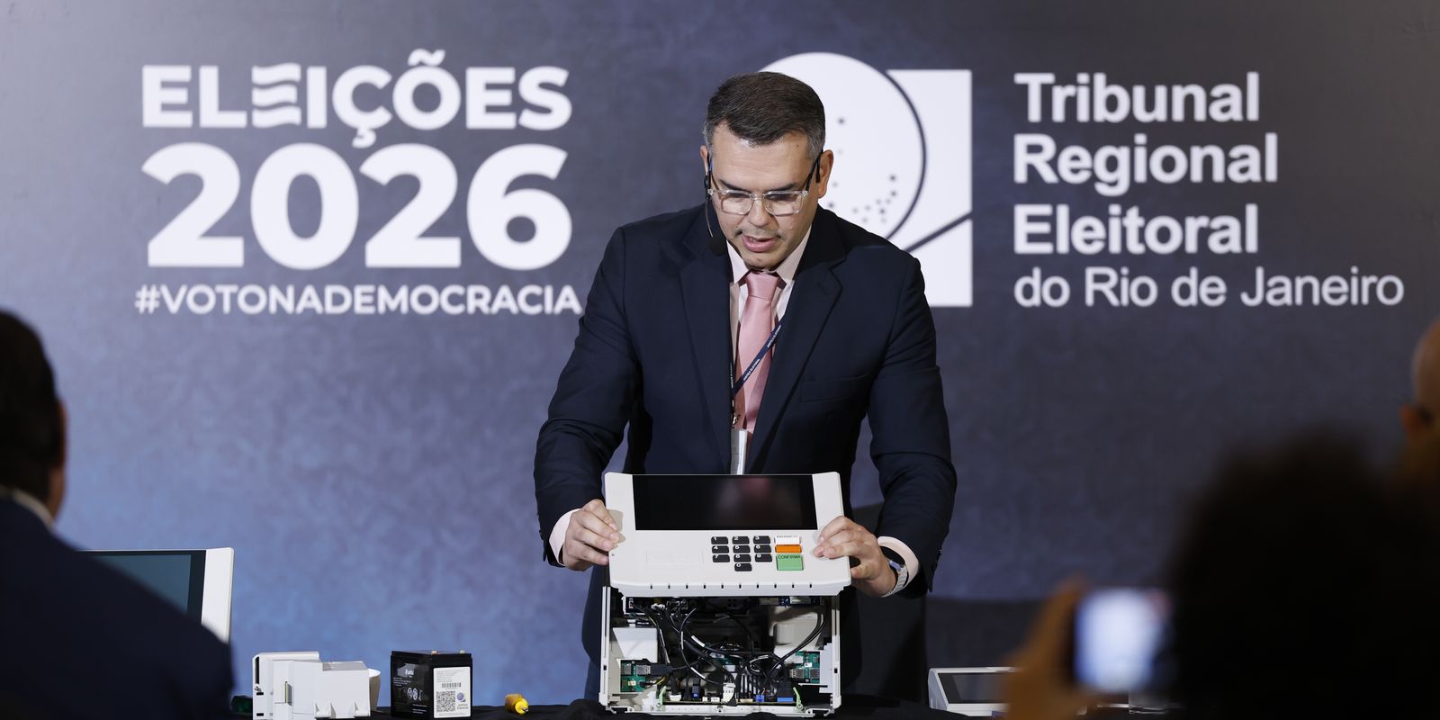TRE-RJ abre urna para o público e defende segurança do voto eletrônico
