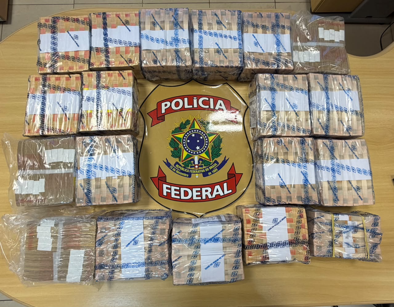 PF apreende R$ 700 mil após monitorar saque de investigados em Manaus