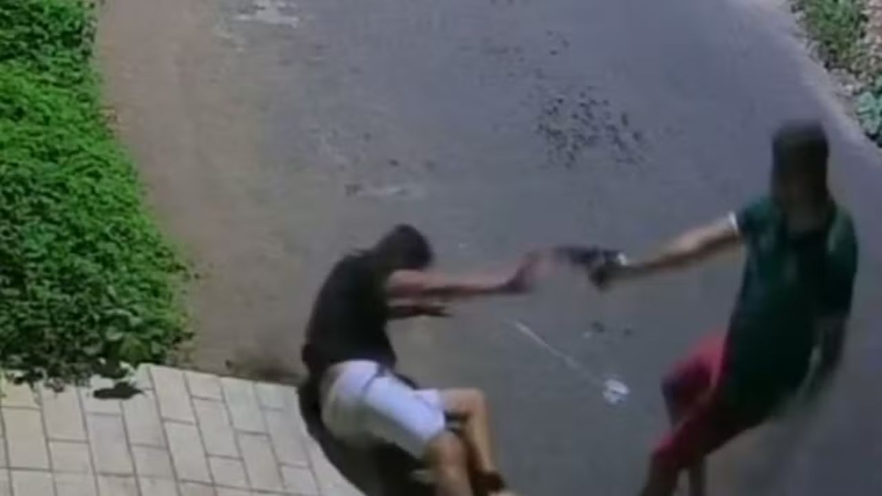 Câmeras flagram execução de homem após discussão em conveniência