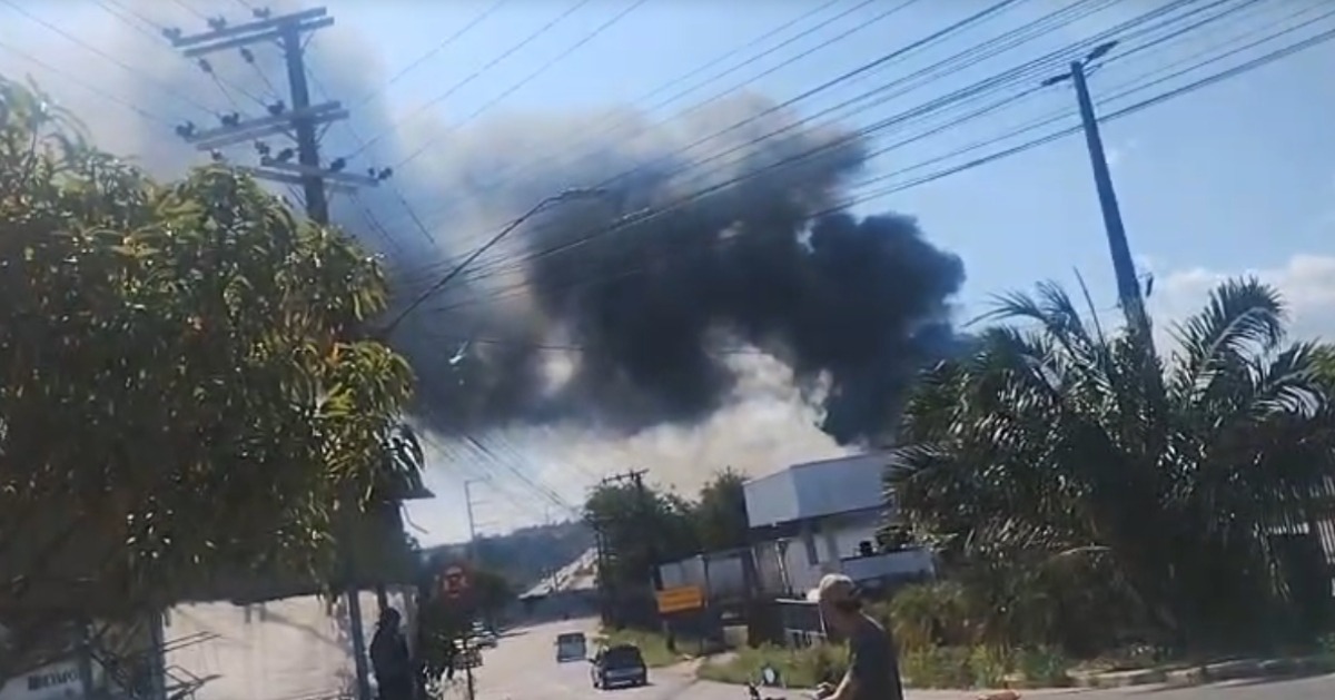 VÍDEO: Incêndio atinge ferro-velho e área de mata e espalha fumaça preta em Manaus