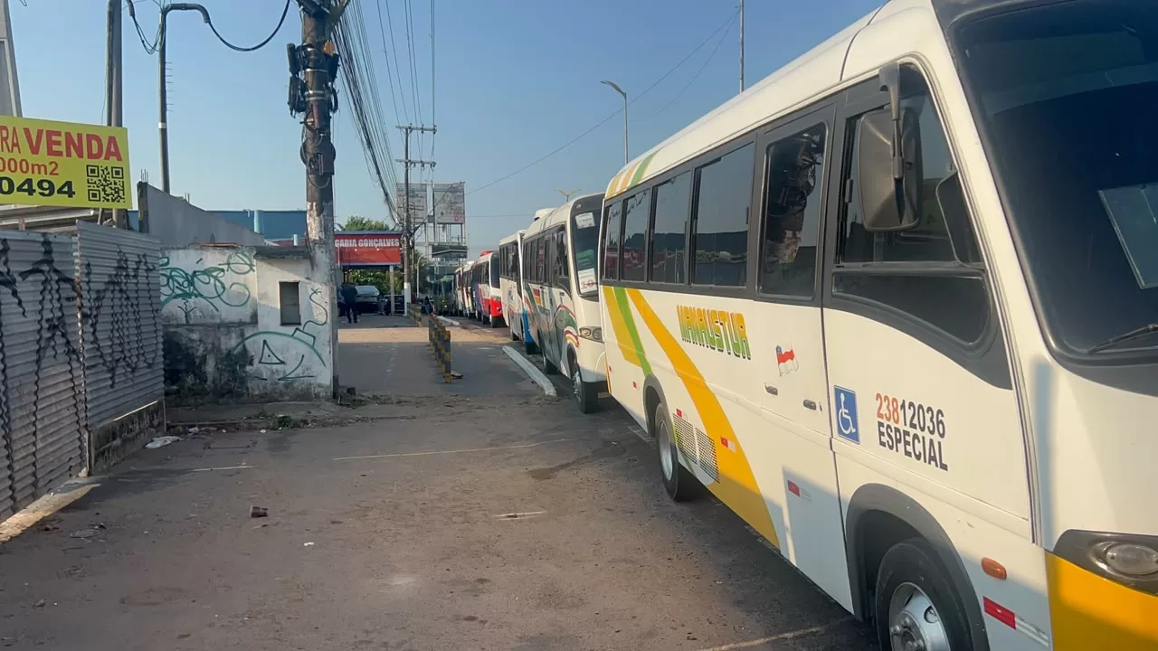 VÍDEO: Greve do transporte especial causa caos e trava trânsito em Manaus