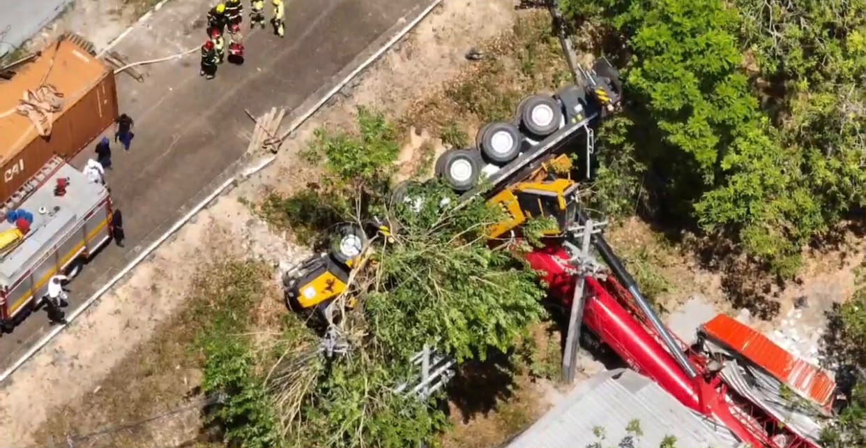 Guindaste tomba em área da Honda e atinge fiação de alta tensão no Distrito Industrial