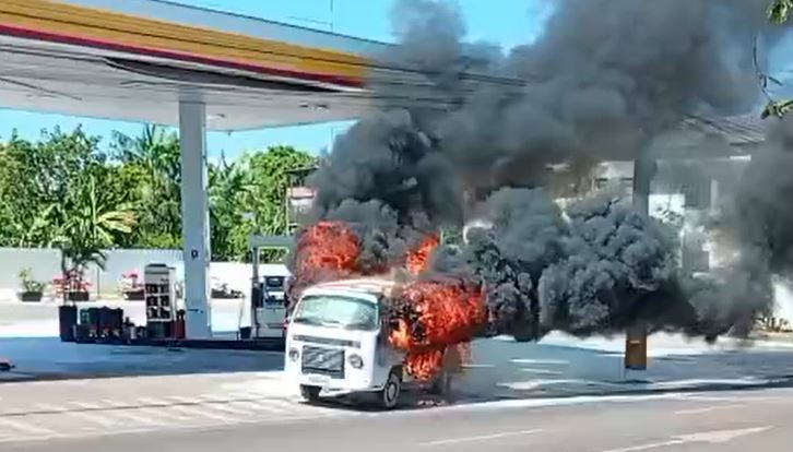 VÍDEO: Kombi pega fogo em posto de combustíveis em Iranduba