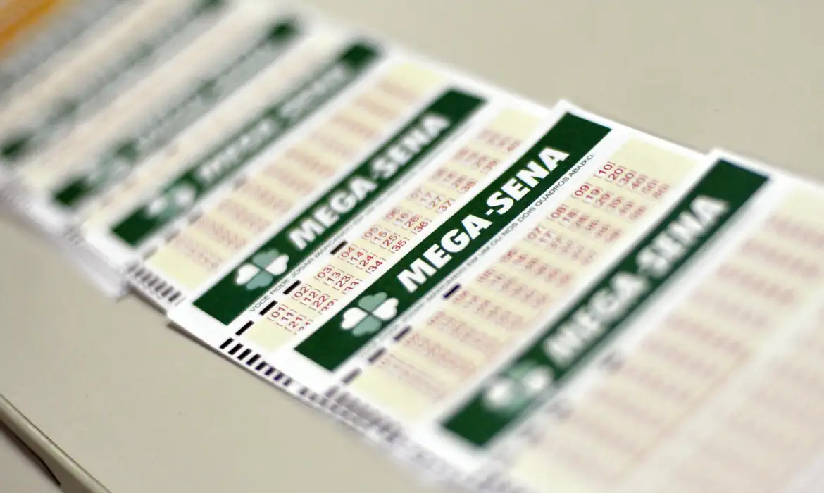 Mega-Sena pode pagar R$ 100 milhões no sorteio deste domingo (2)