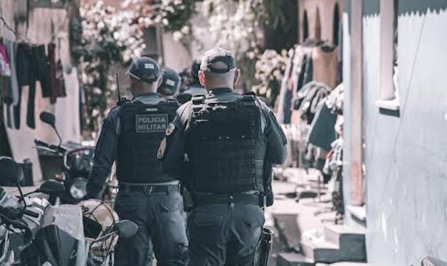 Homem é preso por sequestrar e torturar jovem em "tribunal do crime" no AM