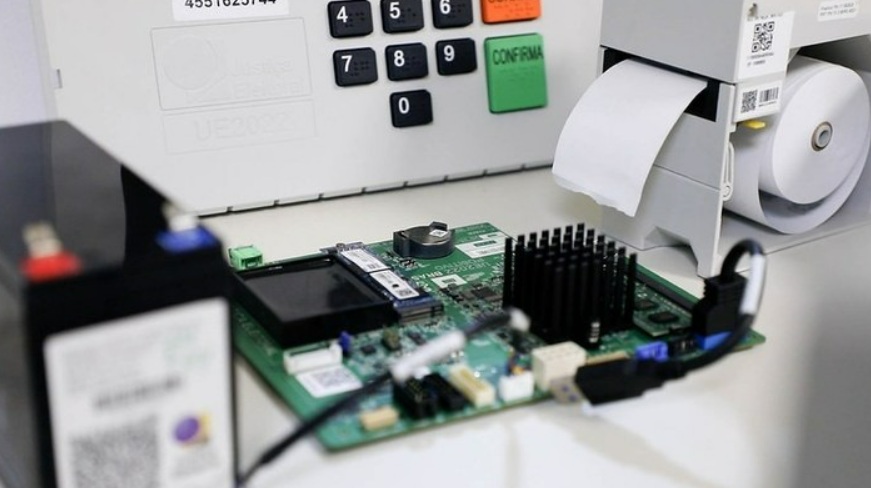 TRE-AM abre urnas eletrônicas em Manaus e destaca segurança do voto: '30 anos sem fraudes'