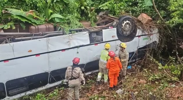 VÍDEO: Micro-ônibus cai em ribanceira na BR-174 e deixa 17 feridos