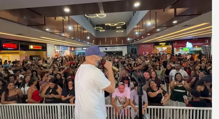 Show de Uendel Pinheiro lota shopping de Manaus e brincadeira com chuva viraliza nas redes