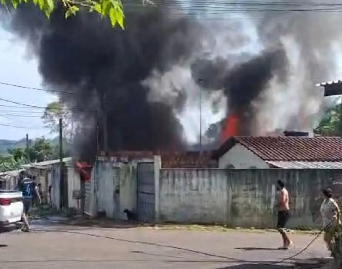 VÍDEO: Incêndio destrói casa e dois carros na Zona Norte de Manaus