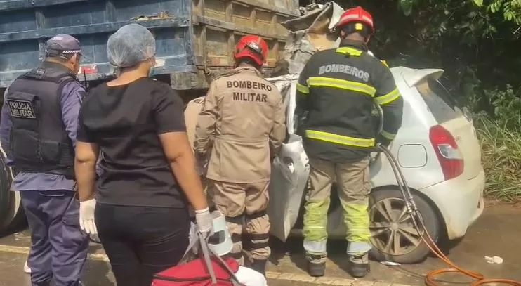 VÍDEO: Motorista fica preso às ferragens após carro bater na traseira de caminhão na AM-070