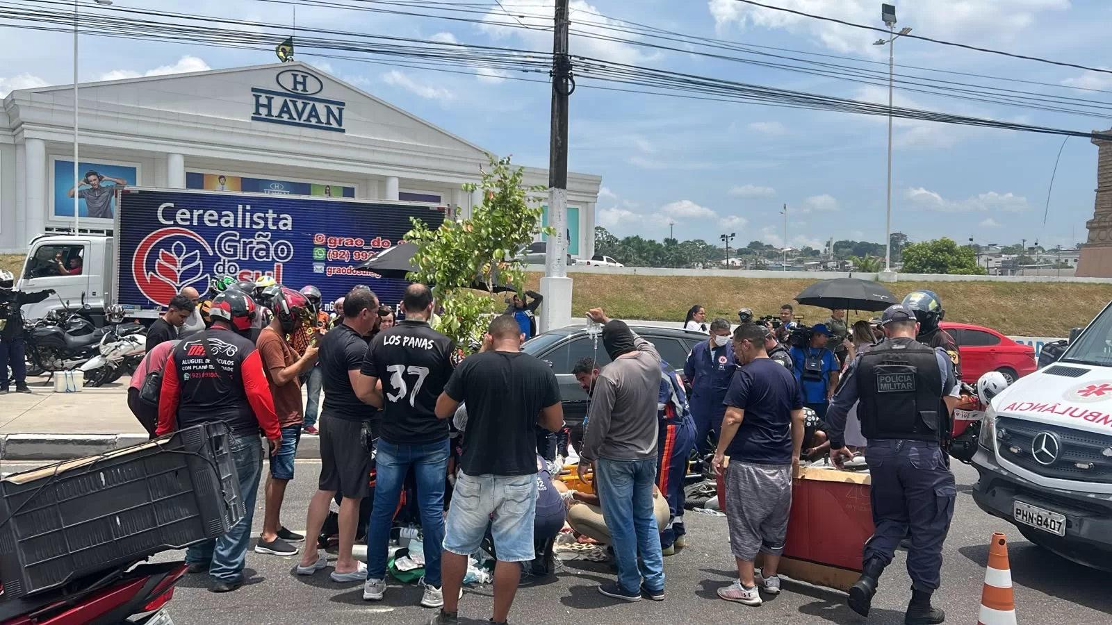 VÍDEO: Passageira de moto tem perna esmagada em acidente com carreta em Manaus