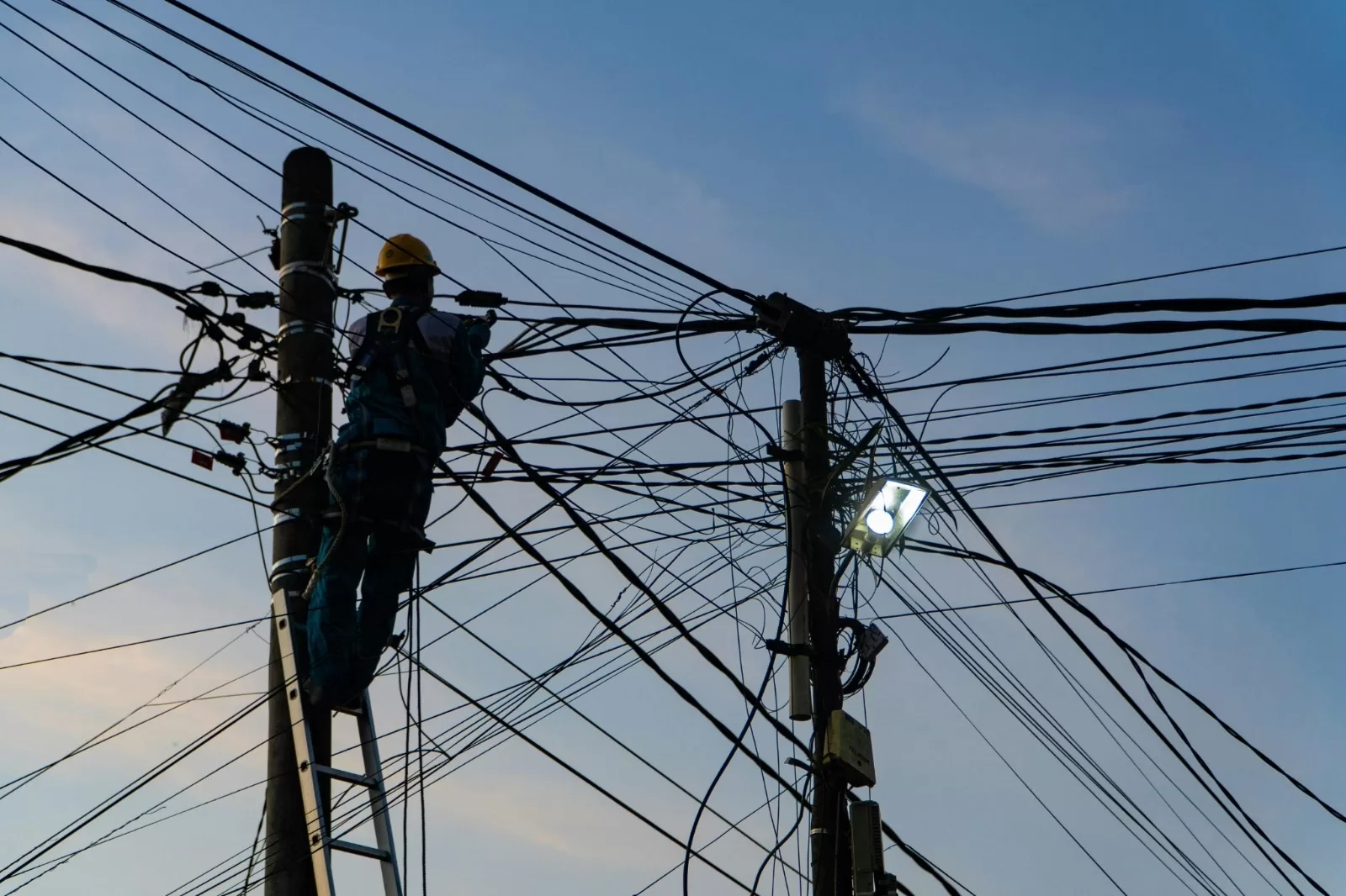 MPAM cobra explicações da Âmbar sobre troca de cabos elétricos em Manaus