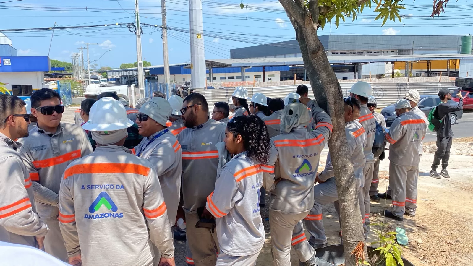 Eletricistas terceirizados da Âmbar fazem paralisação e cobram reajuste salarial em Manaus