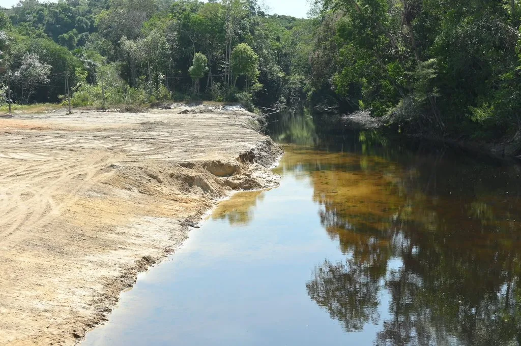 Aterro para possível praia artificial faz terra chegar ao rio Urubu, perto da Cachoeira Natal