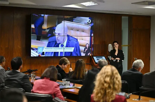 Campanha de Flávio omite Vorcaro para ligar crise do STF a Lula