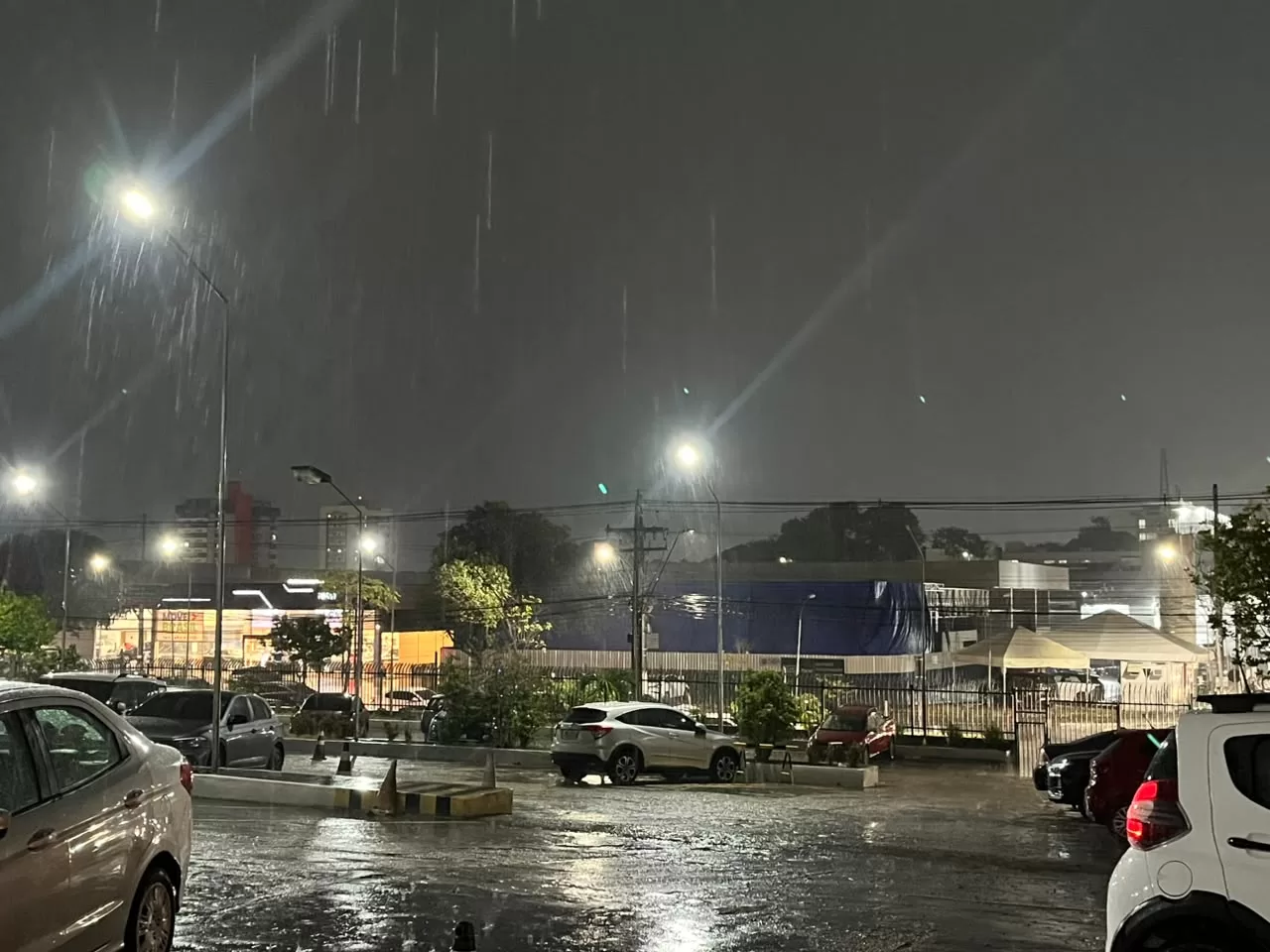 Chuva traz alívio após recorde de calor e fumaça intensa em Manaus