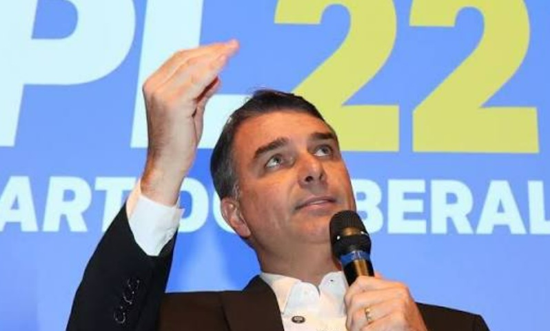 Flávio Bolsonaro antecipa vinda a Manaus em meio a "incêndio no PL"