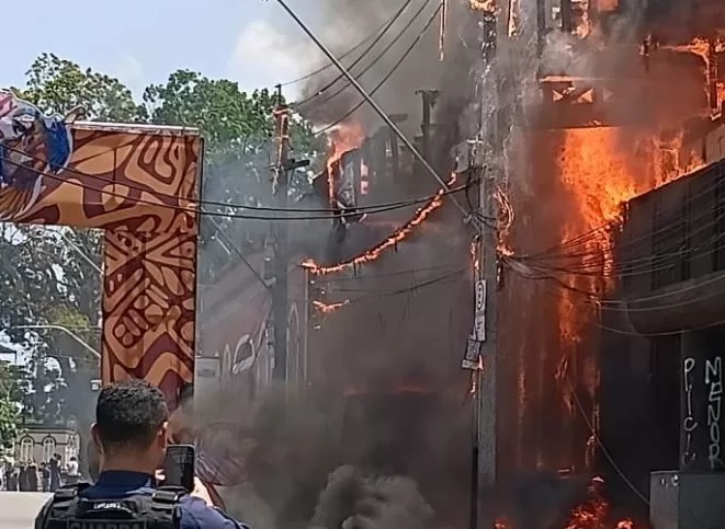 VÍDEOS: Incêndio de grandes proporções atinge antigo prédio do Banco da Amazônia em Manaus